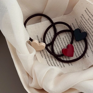 Lot de 3 chouchous coeur en beige, rouge et noir avec élastiques haute résistance