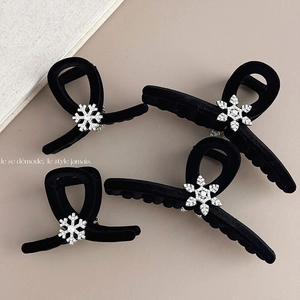 Elegant Black Velvet Hair Claw Clips With Rhinestone Snowflake Artificial Pearl Winter Hair Accessories For Women Vintage Hair Catch Clips