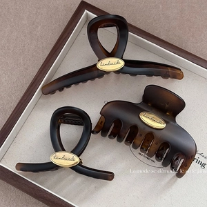 Women Vintage Tortoiseshell Hair Claw Clips Elegant Matte Amber Plastic Hair Clips With Gold Handmade Letter Oval Plate