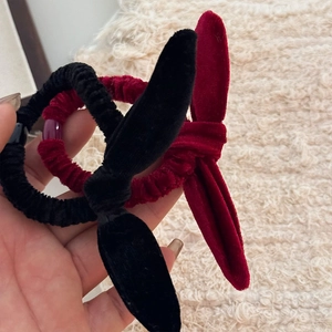 Détail de chouchous oreilles de lapin en velours noir et bordeaux à texture douce