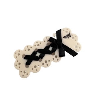 Molletta per capelli in acetato crema con fiocco in nastro nero e scritta Katie
