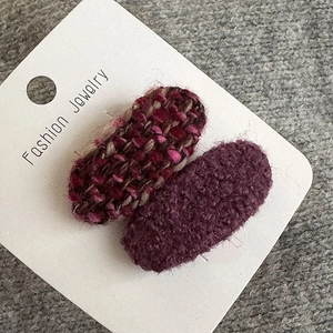 Detailansicht der weichen lila Haarspangen-Texturen und Tweed-Strickmuster auf Karte