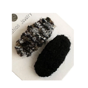 Set aus zwei ovalen Strick-Haarclips in Schwarz und Salz-Pfeffer-Muster Optik
