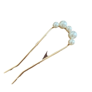 Elegant gold U-shaped hair pin featuring five gradient white pearls for stylish updos