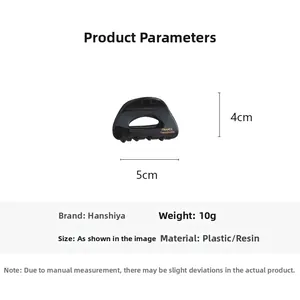 Détail montrant les dimensions de la pince à cheveux noire avec 5 cm de largeur et 4 cm de hauteur