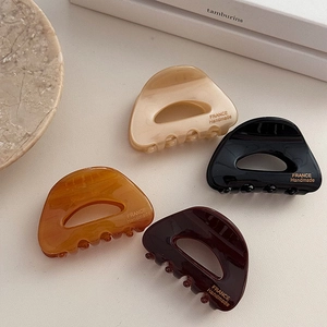 Pinces à cheveux minimalistes demi-rondes en acétate coloris beige noir ambre et marron