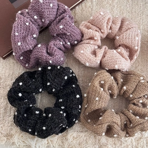Set elastici per capelli con pompon in tessuto a maglia viola rosa nero e beige