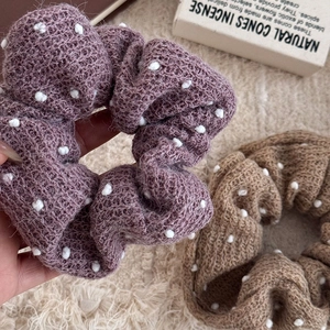 Scrunchies in maglia grossa viola e marrone con pois bianchi per autunno e inverno