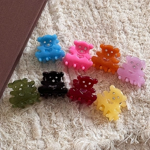 Lot de huit pinces à cheveux ours colorées avec yeux en strass sur tissu beige