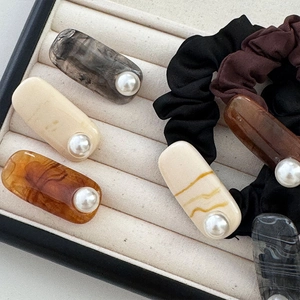 Set elegante di fermagli per capelli in perla e elastici con trama marmorizzata