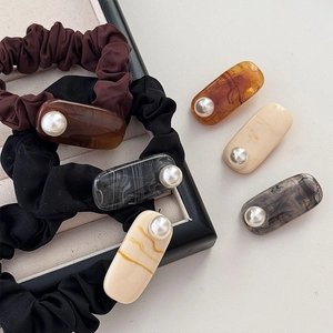 Set accessori capelli eleganti con fermagli di perle e elastici scrunchie retrò