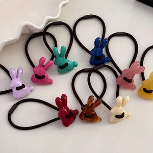 Bunte 3D-Hasen-Haargummis-Kollektion auf weißer Tischplatte präsentiert
