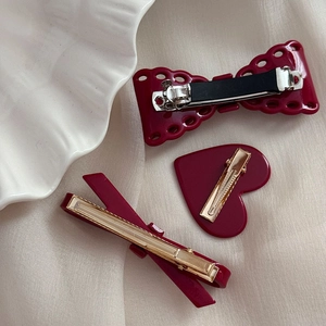 Détails des barrettes à cheveux nœud bordeaux et cœur avec fermoirs en métal doré