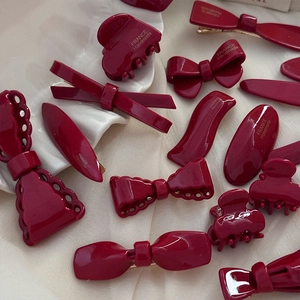 Détail d'accessoires de cheveux bordeaux brillants avec motifs nœuds élégants