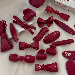 Plat de barrettes à cheveux bordeaux faites à la main et accessoires en résine