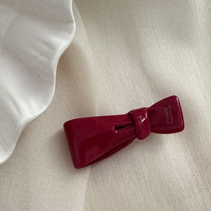 Macro d'une pince à cheveux nœud rouge bordeaux avec gravure dorée France Handmade