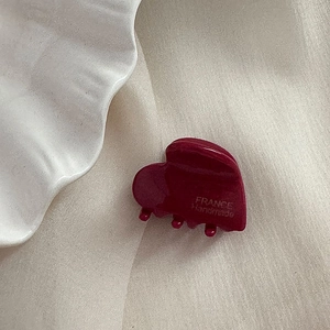 Détail de la pince à cheveux cœur bordeaux avec gravure FRANCE Handmade en résine