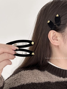 Elegant black velvet teardrop hair clips with gold heart accents for women's hairstyles