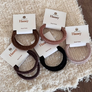 Set di 5 elastici per capelli in velluto ad alta elasticità in colori neutri su carta