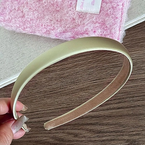 Détail du serre-tête large en satin champagne avec doublure antidérapante en daim