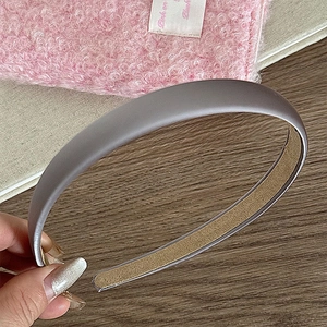 Détail de la texture satinée grise du serre-tête et doublure antidérapante en velours