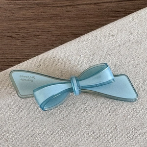 Détail de la barrette à cheveux en acétate bleu clair avec inscription Barrette la France
