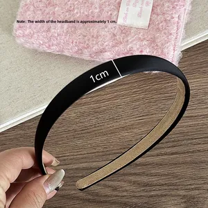 Détail d'un serre-tête en satin noir de 1 cm de large avec une doublure intérieure antidérapante