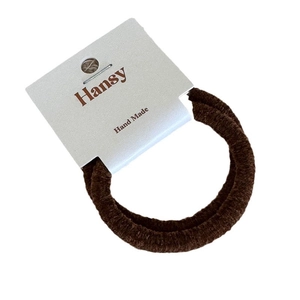 Elastico per capelli in velluto marrone scuro con morbida trama in ciniglia