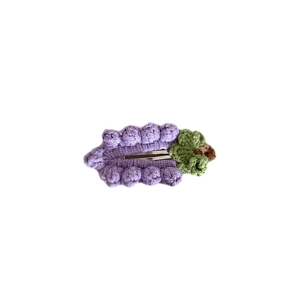 Fermaglio per capelli a forma di uva viola fatto a mano all'uncinetto con foglie verdi
