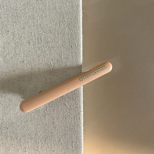 Dettaglio molletta per capelli in resina nuda con scritta dorata France handmade
