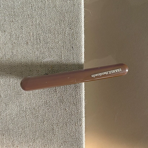 Dettaglio ravvicinato di un fermaglio per capelli marrone con logo France Handmade
