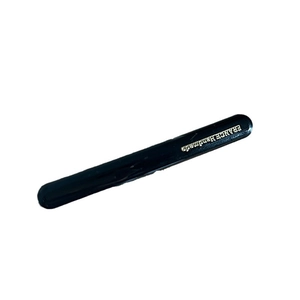 Fermaglio per capelli nero minimalista con testo dorato France Handmade su sfondo bianco