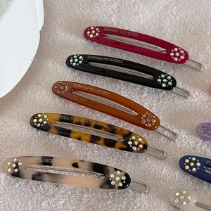 Elegante ovale acetaat haarclips met strass-steentjes in gelei-kleuren voor een Franse look