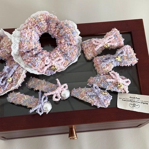 Haarklammern-Set aus Tweed in Rosa und Lila mit Perlen auf einem Holz-Display präsentiert