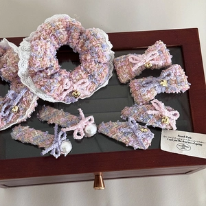 Set aus Tweed-Haarklammern in Rosa und Violett mit Spitzen-Scrunchie und Perlenbogen