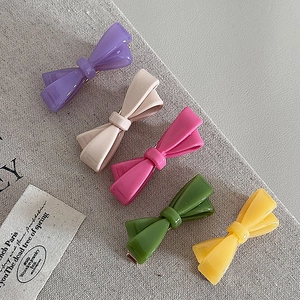5er-Set pastellfarbene Schleifen-Haarspangen mit Entenschnabel-Clips auf Leinenhintergrund