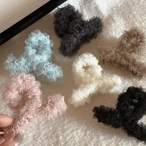Pinces à cheveux élégantes en gaze de dentelle aux couleurs variées sur fond peluche