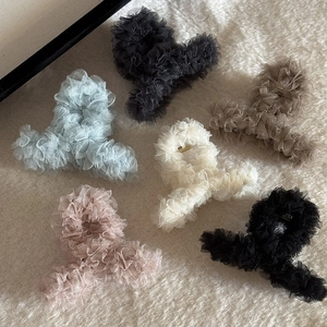 Détail des pinces à cheveux en mesh en noir, bleu, beige, rose et gris chiné