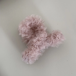 Vue détaillée du tissu en maille rose lotus élégant sur cette grande pince à cheveux tendance