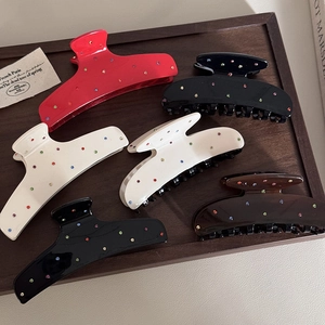 Set di sei mollette per capelli in acetato con strass colorati in tonalità eleganti su vassoio