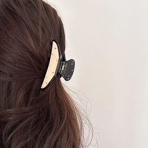 Vista dettagliata della grande clip per capelli in acetato con strass colorati sui capelli