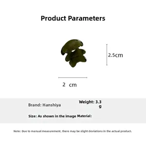 Dettaglio mini pinza per capelli in acetato verde scuro 2cm con scritta SANSHINE
