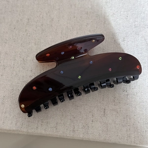 Dettaglio della molletta tartarugata con strass colorati e robusta molla interna