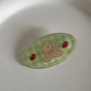 Vue détaillée d'une barrette à carreaux verts avec un ours brun mignon et motifs tomates