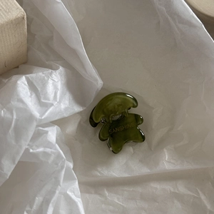 Dettaglio mini molletta per capelli a forma di orso verde oliva in acetato fine
