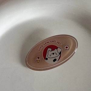 Détail de la pince à cheveux ovale chat mignon avec finition en résine époxy marron
