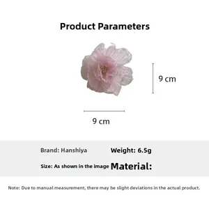 Détail de la pince à cheveux orchidée en tulle rose, dimensions 9x9cm et poids 6,5g