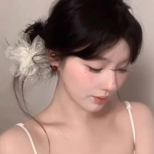 Barrette à cheveux élégante grande fleur en organza blanc sur une queue de cheval
