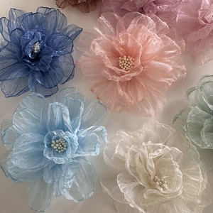 Pinces à cheveux orchidées multicouches en organza aux couleurs Morandi et perles blanches