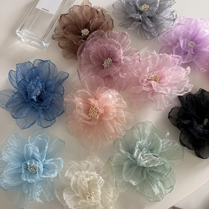 Vue détaillée de pinces à cheveux orchidée en organza coloré avec pétales multicouches